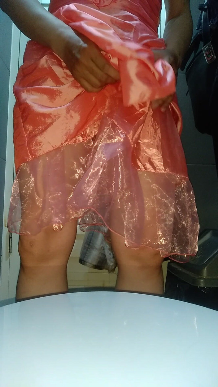 Naomisinka: Crossdressing dan memakai air mani– awek satin parti merah jambu...