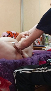Shaved His Girlfriend's Meaty Pussy Then Did a Fisting Before Squirting