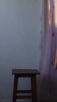 Seksi genç kız ve memeli şişkinliğini boşaltmak için meyve suyu