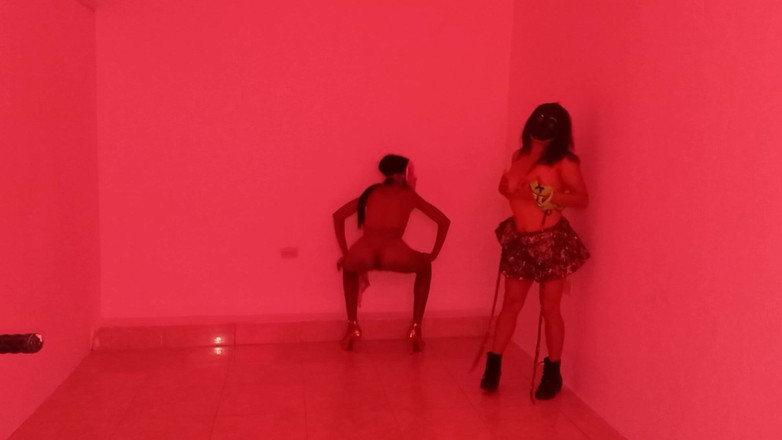 Martin13: 最好的朋友聚在一起做一个性感的舞蹈展示阴道