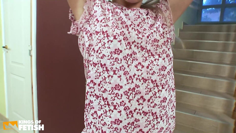 Kings Of Fetish: 金发少女的灌木丛被一个饥渴的家伙以不同的姿势舔舐并被狠操