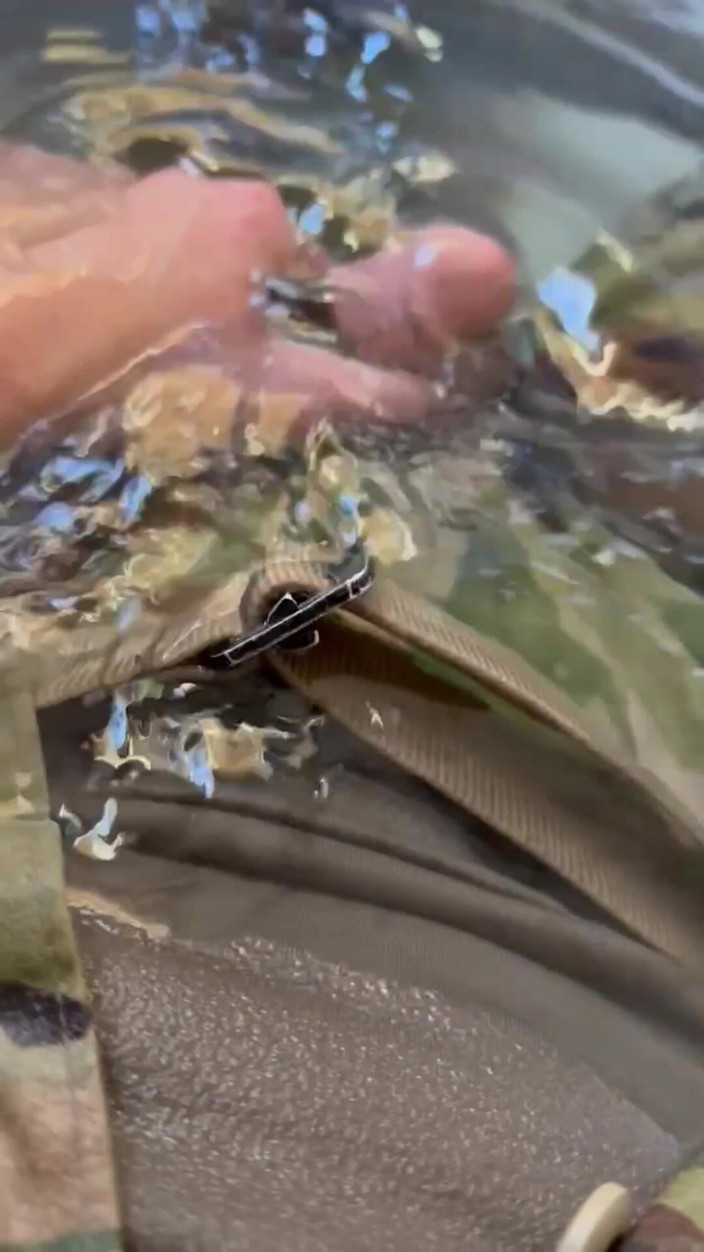 Gay Soldier Stuff: 第一个撒尿视频！观看军队专家穿着制服进入浴缸并开始湿润自己！