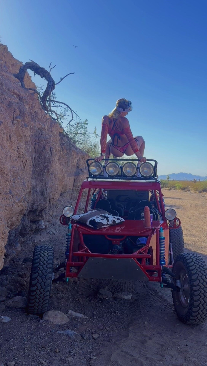 Baby Caked: Tančí pro tebe na Top of My Sand Rail