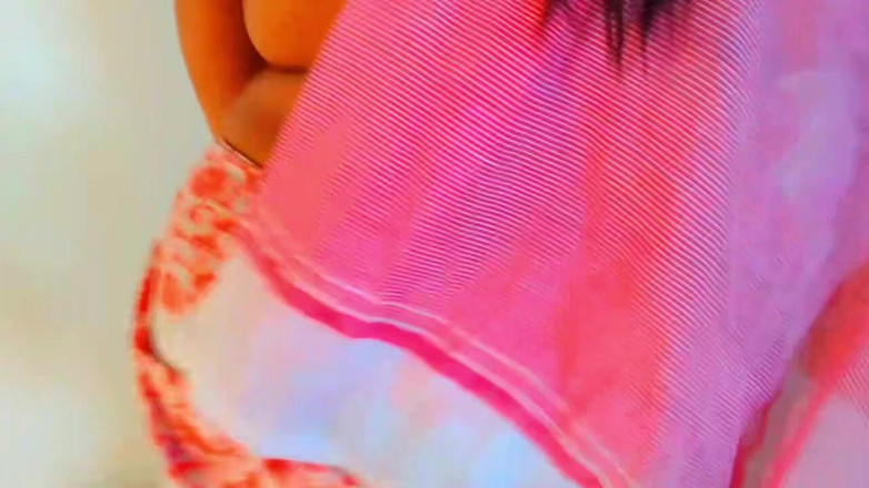 Aria Mia: グジャラートのホットな妻が隣の部屋を掃いている間に隣の男性にアナルセックスされる。夫は隣の部屋にいた