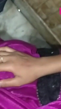 Bhabhi Priya memberikan blowjob tukang paip