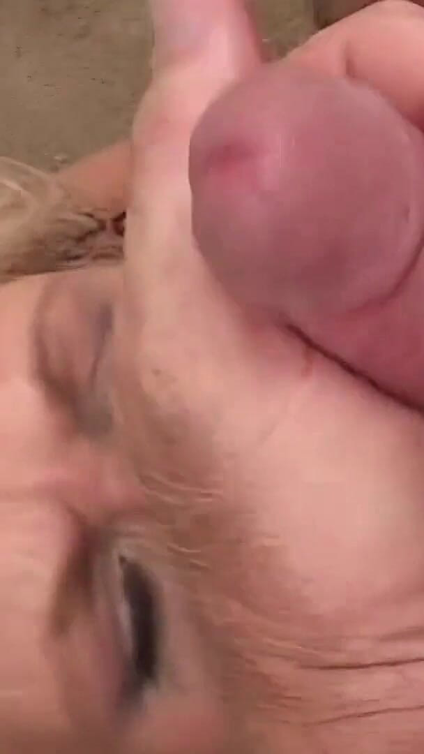 Amateur Pornos XXX: Blonde MILF Sucks Cock Deep and Takes Messy Facial