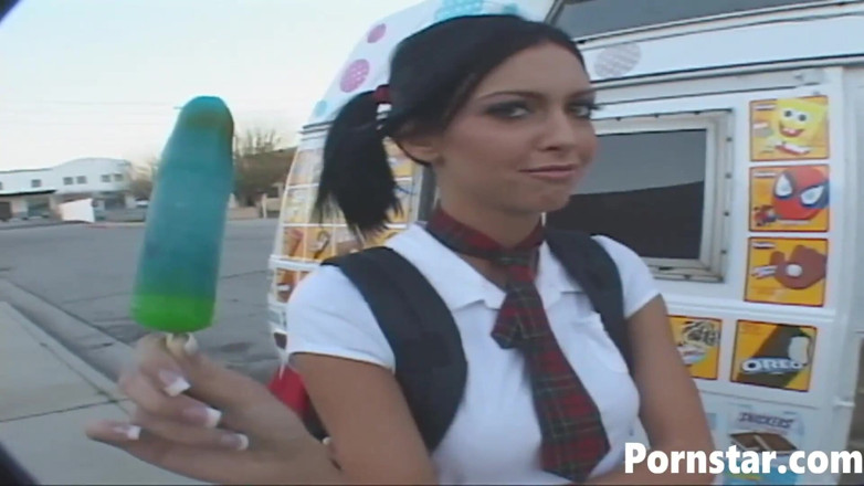 Pornstars: Ragazza giovane Stephanie Kane in uniforme succhia un grosso cazzo