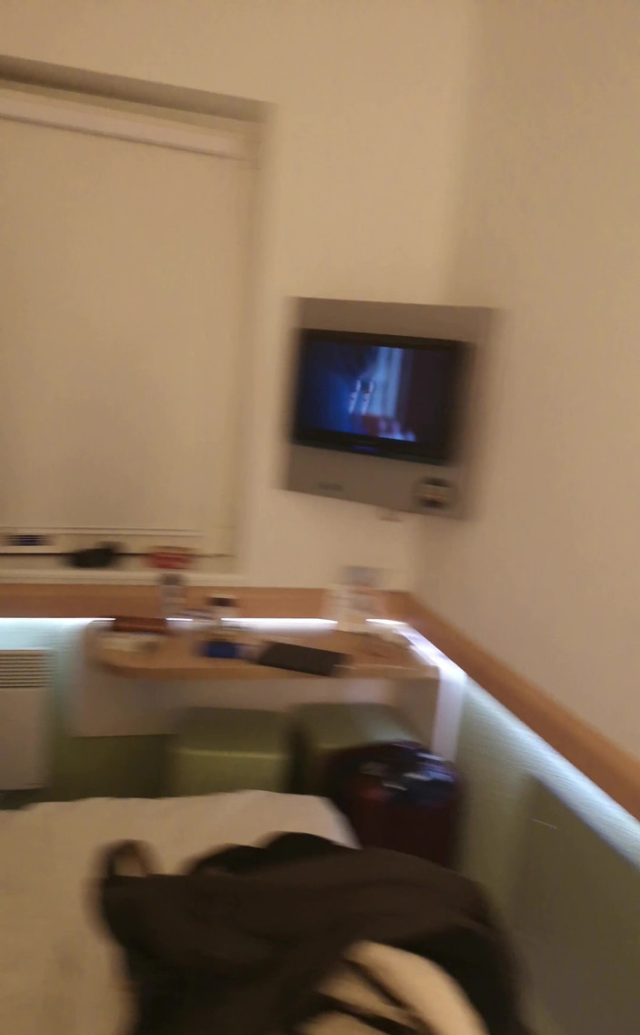 Amadeus: Solo te muestro mi habitación y luego vas a París...