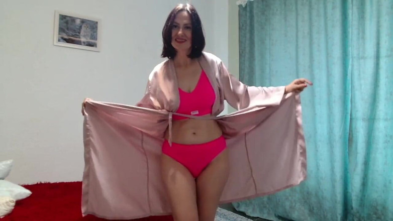ANGELA_LADY: 털이 무성한 보지를 따먹고 다리로 젖은 구멍을 모두에게 보여줌