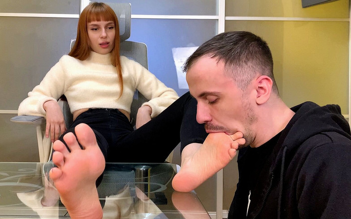 Petite Princesses Femdom: Foot gagging, succhia le dita dei piedi e leccare i...