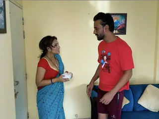 बगल के दरवाजे पर भाभी चीनी मांगने आई