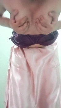 India gay crossdresser Gaurisissy presionando y jugando con sus grandes tetas mirando en sari rosa luciendo como una ama de casa