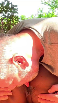 Ayah tiri mencari saya melakukan yoga di luar dan tidak dapat menahan faraj muda manis saya