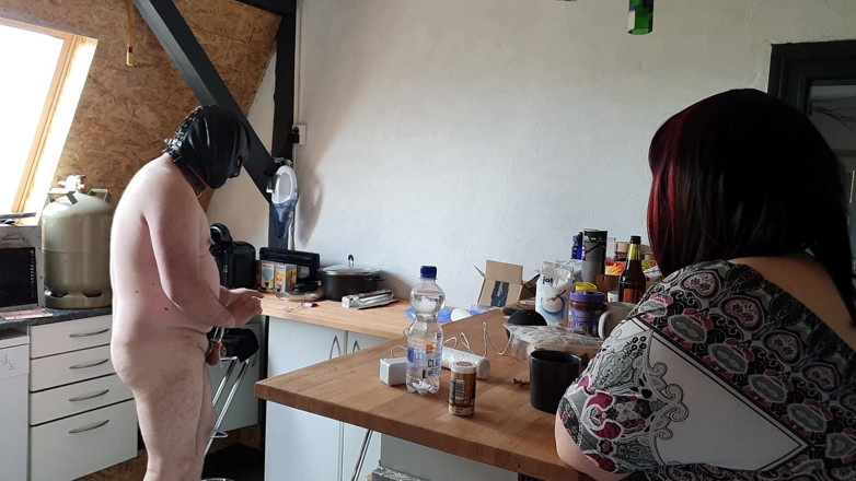 Femdom-Team-German: Nettoyage de la cuisine avec oeufs fixes ménager avec une...