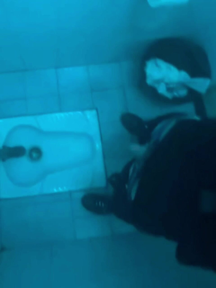 AmateurBoysPissing: Compilație de amatori care se pișă în diferite tipuri de toalete...