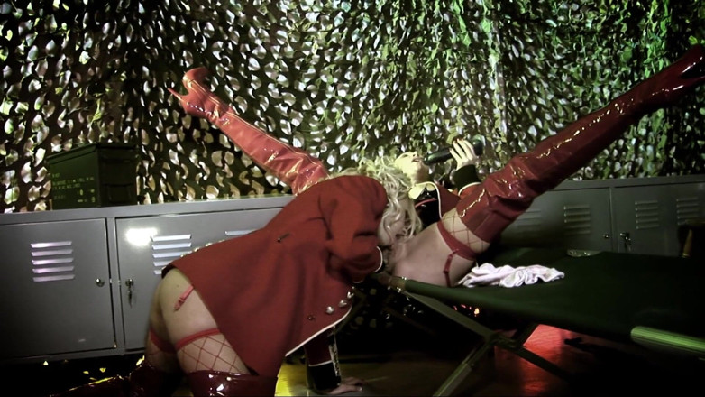 Babe Stars: Tre ragazze arrapate dell'esercito si masturbano quando il fusto arriva...