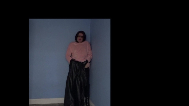 Leather Kirsten: गुलाबी और काले रंग में खेलना