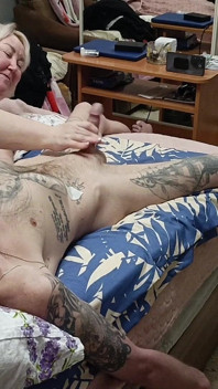 継母が私の精液に深いフェラチオをする