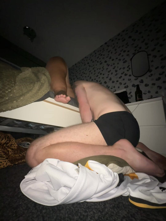 Filthy British Couple: Bini dominasi miang meletakkan suami hamba di lututnya supaya dia...