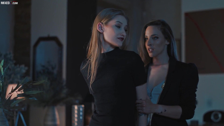 MixedX: Detectiva lesbiană sexy se îndrăgostește de suspectul ei super fierbinte