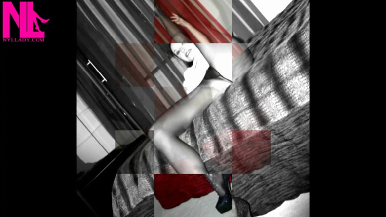 Nyllady: Sexy Footplay und necken in bildern