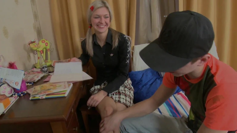 My first cock: 대학 핫한 섹스: 큰 바이크 자지 어린 소년을 위한 면도한 작은 보지 2