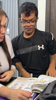 Ayudo a mi tímido hermanastro con su tarea