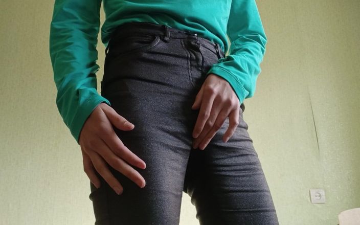 Lesbian-candys: Děvka studentka si honí v kanceláři zeměpisu, když tam ještě...