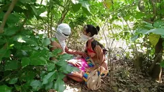 女人在森林里庆祝男人