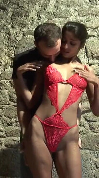 Hete brunette teef in lingerie eet poesje en zuigt pik