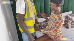 Red district Tv: 我的水管工修好了我的舔水槽，我为他提供美味的午餐，我的阴户把我从后面带走，而晚餐正在做饭