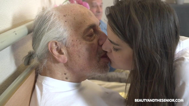 Granddadz: Збуджена Нана Гарнет дуже важко працює у будинку для виходу на пенсію від дідуся