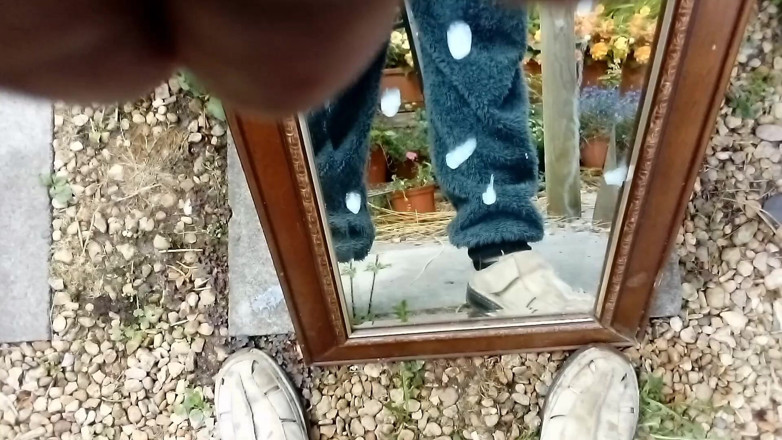 Rockardglans: Rockardglans onesie ngocok kontol tetangga di luar ruangan