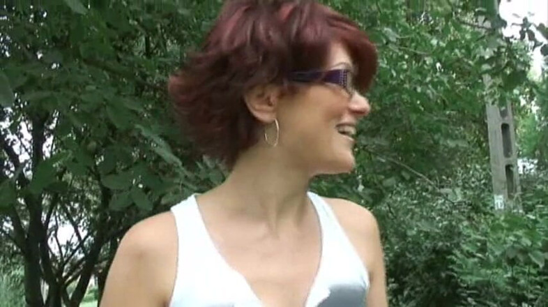 Popp Sylvie: Popp Sylvie is secretly in the neighbor's backyard