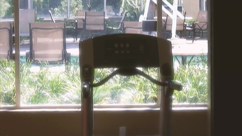 SEXUAL SIN: Booty Workoutscene-2_blonde MILF s velkým zadkem Svázaná v tělocvičně Skončí...