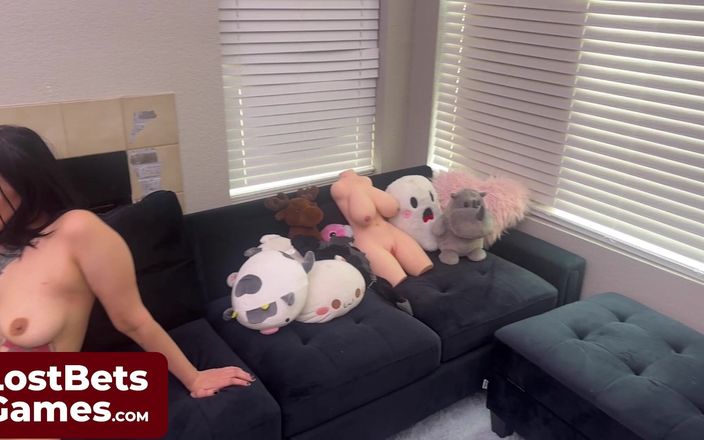 Lost Bets Games: Taylor ve Lilith striptiz yapıyor
