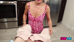 Club Tug: Aly Wild jerks वेश्या-पत्नी की तरह!