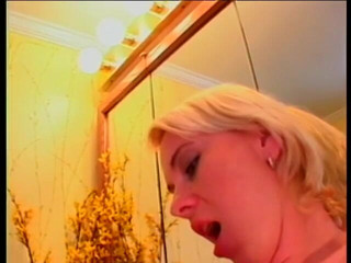Girl on Girl: pairon ke saath baathroom men hot sunahre baalon vaali apni...