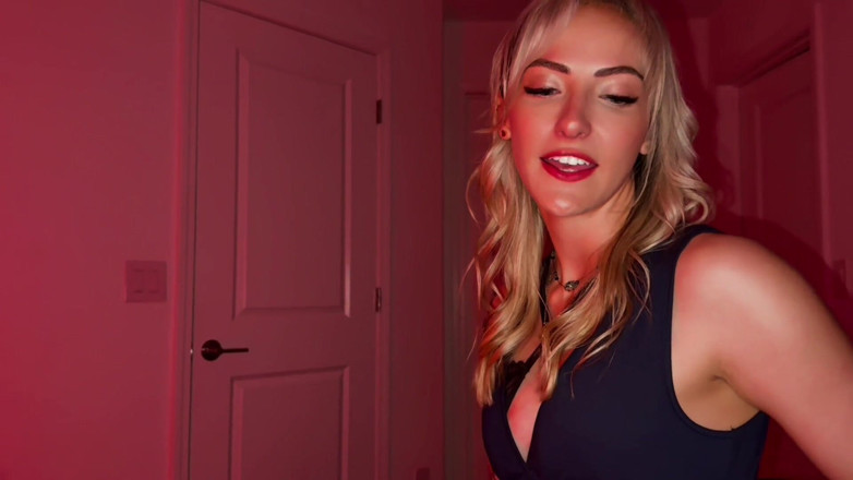 James Hardon: Adik tiri blonde panas memperdaya abang tiri untuk creampie