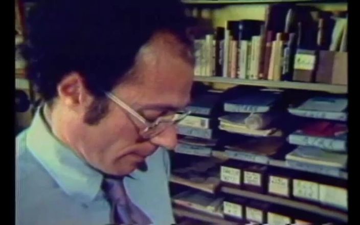 Vintage Usa: Asistente fantastice de noapte retro tânjesc după pulă în pizda păroasă (film...