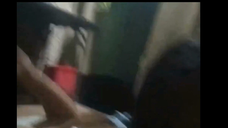 Bhaybe: Moglie stuzzica uno sconosciuto mentre fa sesso con suo marito