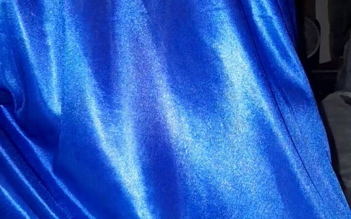 Naomisinka: Masturbation in blauen satin-seidensous