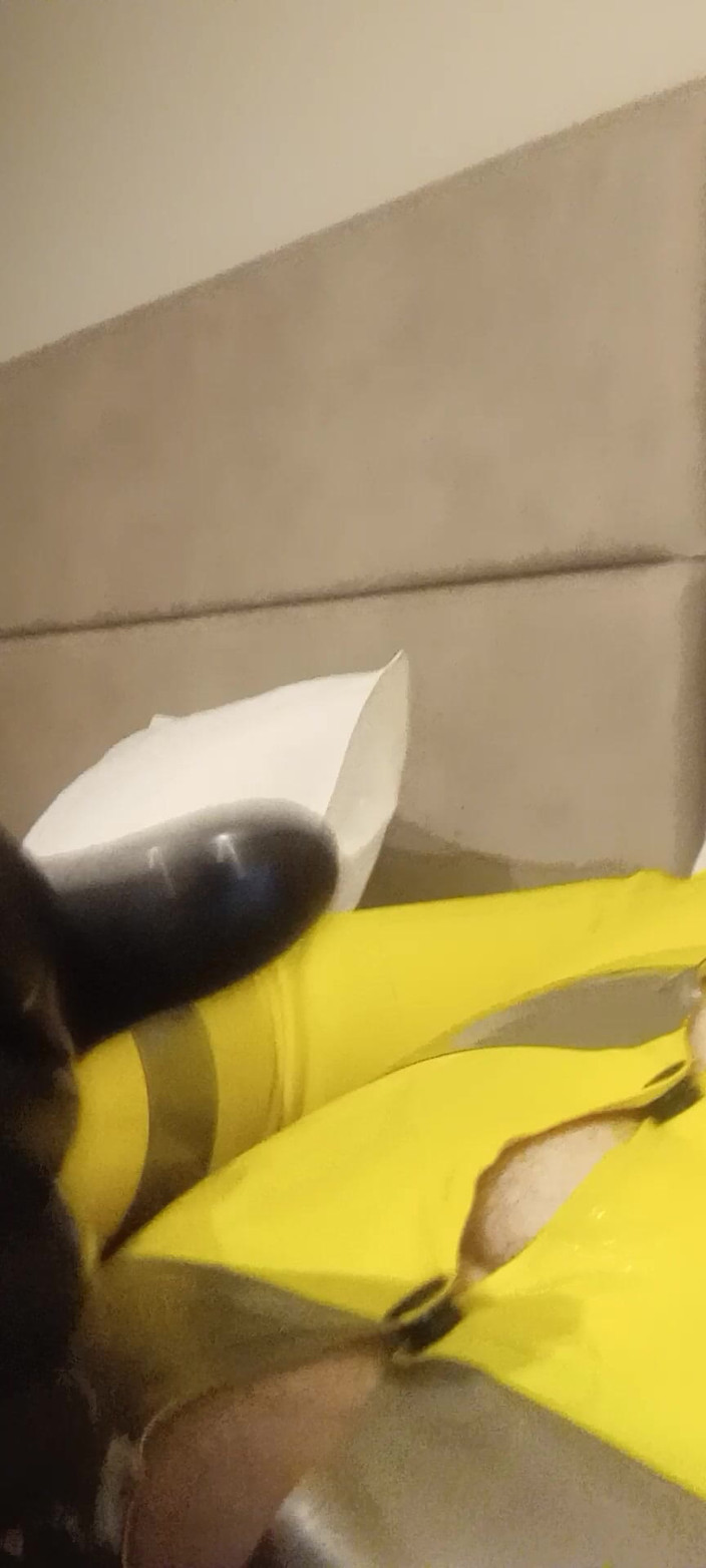 Latex Boy: 面罩乳胶可见无人机高潮