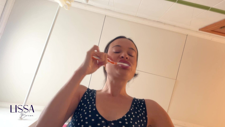 Lissa Brown: В видео от первого лица, ты - человек в туалете