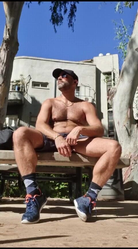 Zack f: 자지 공개 공원 써니 데이를 때린 남자