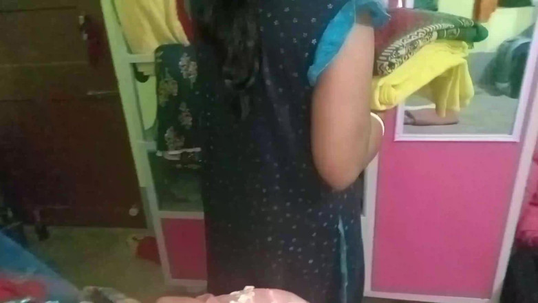 FireeCouple: 집에서 일하는 동안 혼자 마누라를 따먹는 남편, 인도 힌디어 HD 포르노 비디오