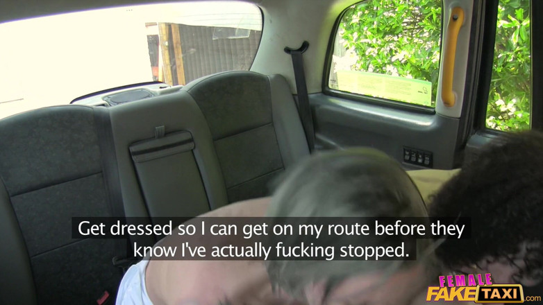 Female Fake Taxi: Weibliche fake taxi - fitness-schätzchen dehnt ihre muschi mit heißer lesbischer...