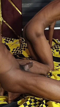 見習いは辛い一日の後に上司の継息子とセックスした