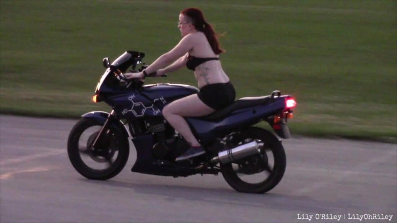 Lily O'Riley: Cavalcate sportbike in bikini (wmv)
