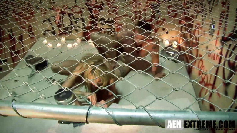 AEN Extreme: Kelly Wells从她自己的阴户里吮吸精液来打开最后一扇门 - 变态逃生游戏